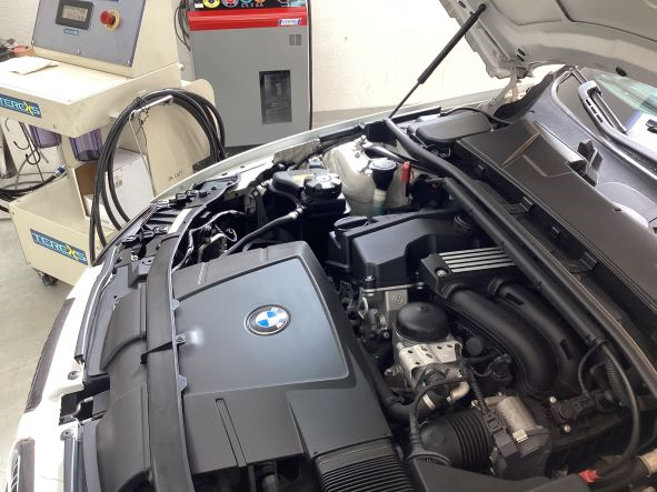 BMW E92 オイル汚れの原因は？ 実はオイル交換だけではドンドン溜まっているんです！TEREXS ティレックスエンジン内部洗浄でオーナー様も劇的な変化に驚く！
