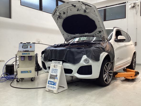 BMW X3 20d ディーゼル 外車のオイル交換・エンジンフラッシングって大変？ オイル交換だけでは汚れが蓄積していきます！エンジン内部洗浄で内部の汚れを一掃してからオイル交換することで超リフレッシュ。