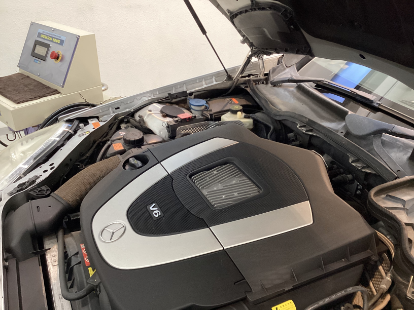 メルセデスW171 ベンツSLK350 V６3.5L オイル交換と同時に 150,000㎞オーバーの車でもフラッシングって大丈夫？ TEREXSはエンジンに非常に優しい洗浄方法です。エンジン内部の汚れをしっかり除去してSLK350の性能を蘇生！
