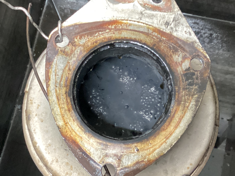 キャンターDPF異常でチェックランプ点灯！DPFの洗浄ってどうやるの？ むやみやたらな洗浄はDPF内部フィルター破損に繋がります。特殊洗浄剤でソフトに煤を除去！