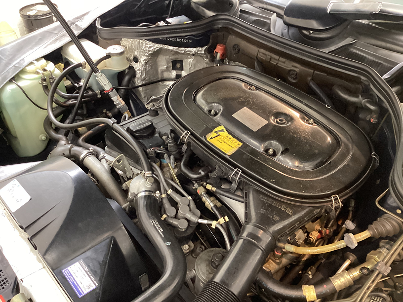 メルセデス ベンツ W124 E200 稀にみる極上個体にTEREXSエンジンフラッシングって？ 非分解でエンジン内部の汚れをしっかり除去。経年ベンツの走行性能と快適性が蘇る！