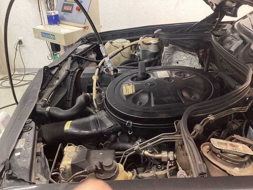 メルセデス ベンツ W124 300TE オイル交換だけじゃダメ⁉ 経年車のメンテナンスは非分解式エンジン洗浄で一度エンジン内部をリセットしましょう！ 経年欧州車はエンジン内細部の汚れ落としでアンチエイジング!!