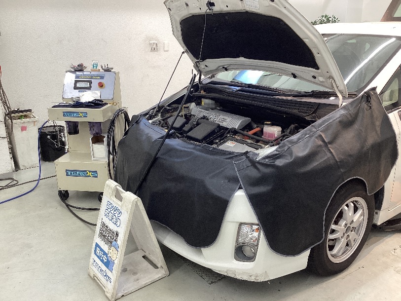 30プリウス ハイブリッドエンジンのオイル交換と同時にフラッシングって？ 経年多走行のZVW30プリウス エンジンのON＆OFFが多い為、スラッジが非常に溜まりやすい！TEREXSエンジン内部洗浄でエンジン内部のスラッジをガッポリ除去しましょう！静粛性や走りが全く変わります！