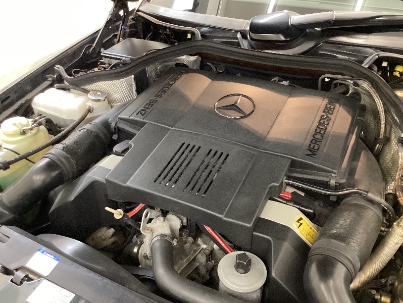 メルセデス ベンツ W124 V8エンジン フラッシングって大丈夫？ 経年で走行距離が少ない車両はスラッジが固着化している可能性があります。 一度エンジン内部をクリアにしましょう！