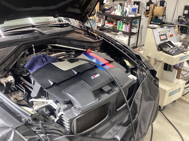 BMW X6 欧州車のエンジンメンテナンスってオイル交換だけで大丈夫？ 欧州車のエンジンもオイル交換だけでは汚れは溜まっていきます。TEREXS適度な内部リフレッシュで本来のパフォーマンスをキープ！
