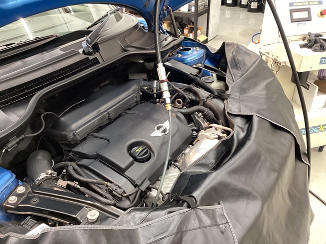 BMW MINI クーパーS R55 BMW MINIのエンジン内部洗浄って？ かなり効きます！ なんだか加速感がダルい!! そう感じたらTEREXSをお試しください。欧州ハイパワーコンパクトカーならではのパフォーマンスが蘇る