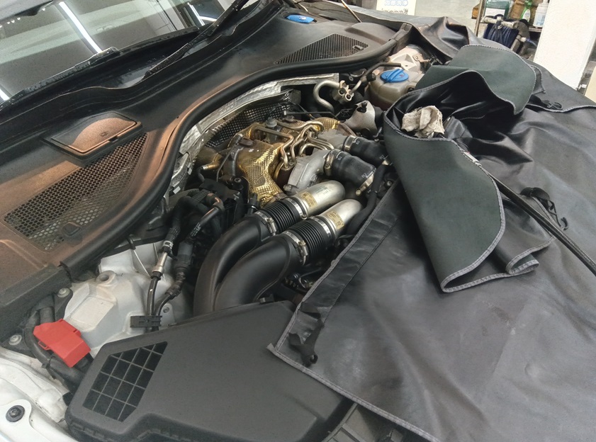 アウディ RS5 欧州車はオイル交換と同時にエンジン内部洗浄って？ 欧州車はスラッジが溜まっている車両が多いです。エンジンに優しいエンジンフラッシングTEREXSで静粛性と走行性能が蘇る！