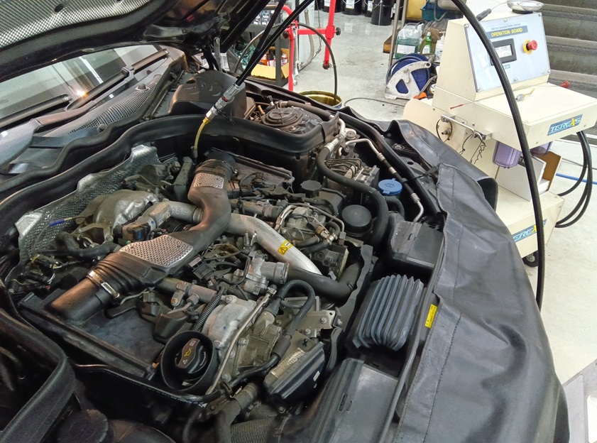メルセデス ベンツ W212 E350 ブルーテック DPFの詰まりって？ 空燃比の改善でカーボン排出を低減、DPF詰まり予防にはTEREXSエンジン内部で空燃比改善！