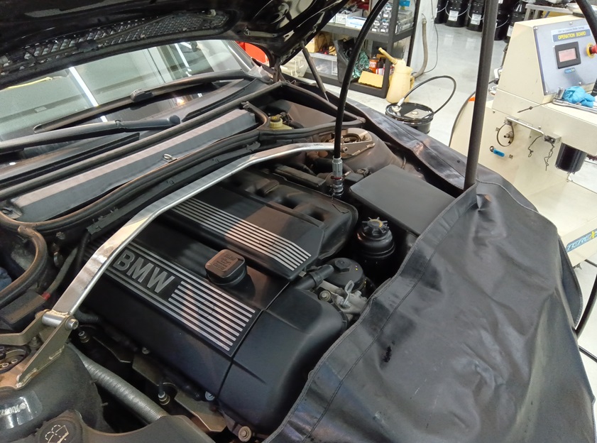 BMW  330Ci E46 BMW E型のエンジン内部洗浄って？ 多走行のBMW E系はスラッジが溜まっている！ TEREXSエンジン内部洗浄でエンジン内部をクリーン化で超快適に！