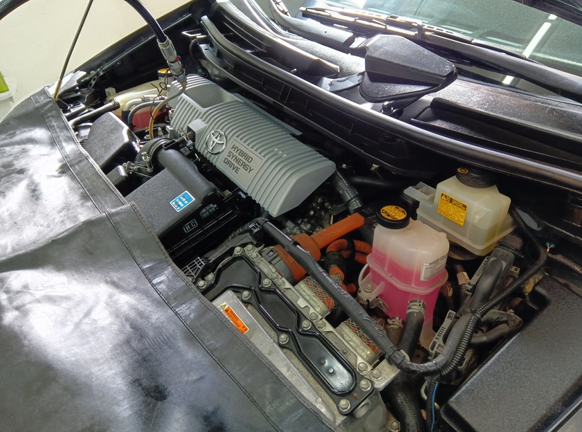 プリウス 逆輸入車 ハイブリッドカーってエンジン内部が汚れ易いって？ エンジンON/OFFを繰り返すHV車はスラッジが溜まりやすいです。定期的なエンジン内部洗浄で常にエンジン内部をクリーンに。