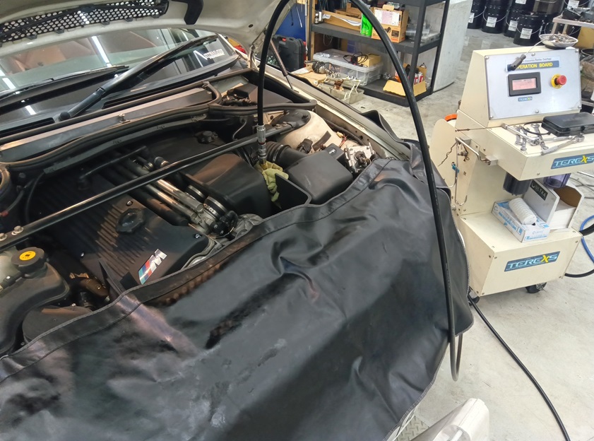 BMW E46 M3クーペ BMW E型 M3のエンジン内部洗浄って？ 経年多走行のBMW E型エンジンはスラッジが溜まってます。 TEREXSエンジン内部洗浄で驚くほどのパフォーマンスアップをご体感ください！