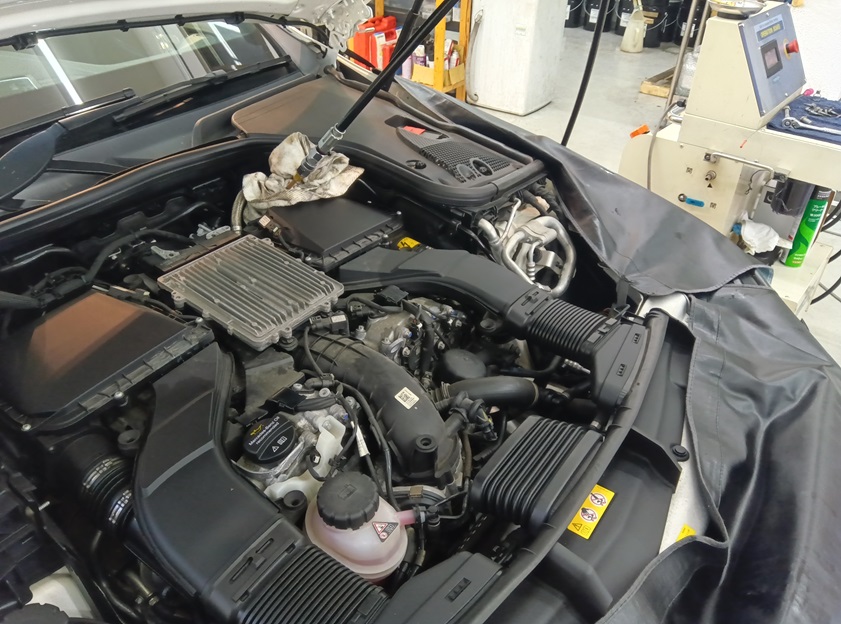 ベンツ AMG C63 エンジン内部の汚れが原因かも。TEREXSエンジン内部で空燃比を改善！カーボン排出低減と走行性能UPを実現