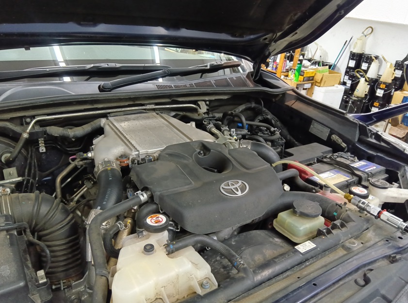 トヨタ ハイラックス ピックアップ GUN125 ディーゼル 200,000kmオーバーですが... 施工可能です！ 多走行車でもエンジン内部洗浄でシャキッとした新車時の様な感覚に。