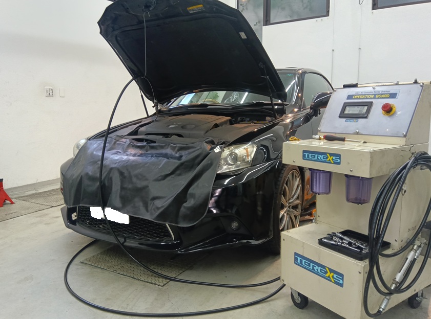 レクサス IS250C 過走行のレクサスにエンジン内部洗浄って？ 過走行車両にセレストケアエンジン内部洗浄をすることで、体感できるほどシャキッと気持ち良いエンジンに変化！