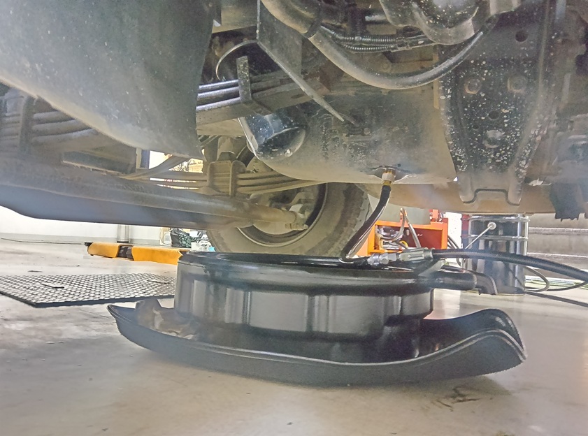 三菱ふそう ファイター ディーゼル車ってエンジン内部が汚れやすいって？ ディーゼル車のオイルはあっと言う間に真っ黒！早めのオイル交換サイクルが良いです。