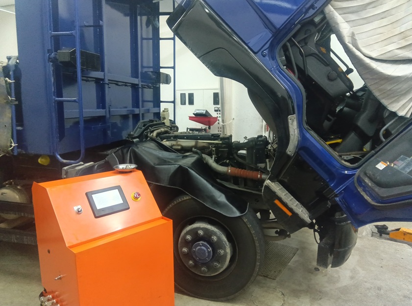 三菱ふそう ファイター ディーゼル車ってエンジン内部が汚れやすいって？ ディーゼル車のオイルはあっと言う間に真っ黒！早めのオイル交換サイクルが良いです。