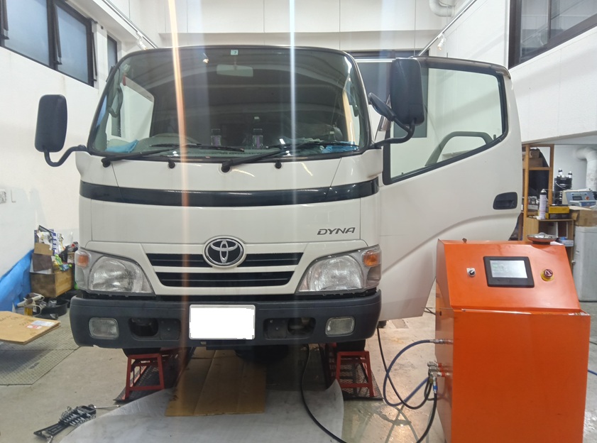 トヨタ ダイナ DPF洗浄と同時にエンジン内部線も？ エンジン内部が奇麗だと煤排出が低減してDPF詰まり予防に効果絶大！ エンジン内部洗浄して環境対策と走行性能向上を！