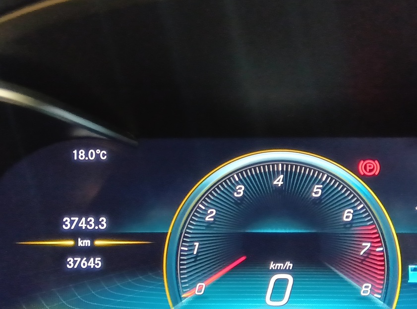 メルセデス ベンツ C43 ハイパワーAMGエンジンでもエンジン内部洗浄って効果ある？ ハイスペックエンジンこそスラッジは大敵！ しっかりエンジン内部を洗浄してください。
