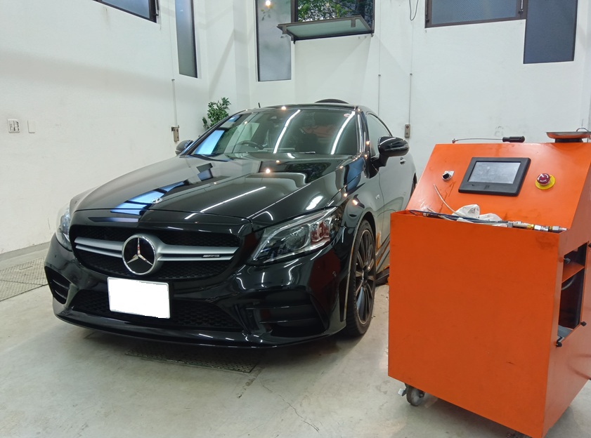 メルセデス ベンツ C43 ハイパワーAMGエンジンでもエンジン内部洗浄って効果ある？ ハイスペックエンジンこそスラッジは大敵！ しっかりエンジン内部を洗浄してください。