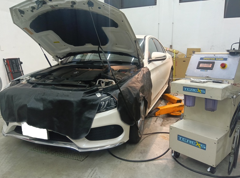 メルセデス ベンツ C220d 欧州車のDPFって詰まりやすい？ 国産・輸入車問わずディーゼル車はDPFが詰まりやすいので定期的なエンジン内部洗浄がオススメ！DPF詰まり予防にも効果的なセレストケアでエンジン内部を綺麗に保つに！