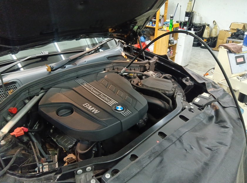 BMW X3 ディーゼル車のエンジンの内部洗浄って？  欧州ディーゼル車は常にエンジン内部を綺麗にしておくのが良し！BMW本来のパフォーマンスが蘇る！