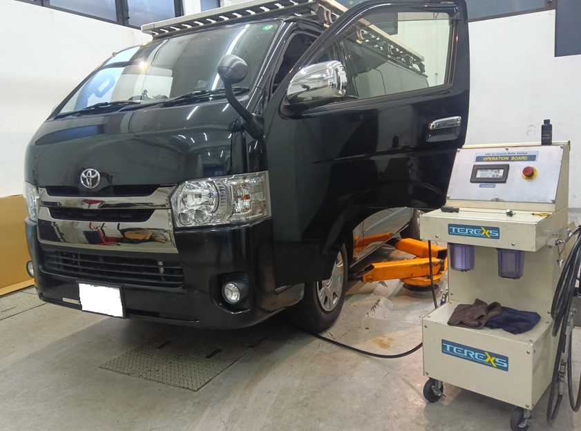 トヨタ ハイエース 過走行のハイエースでもエンジン内部洗浄って大丈夫？ エンジンに優しいセレストケアなら大丈夫！ エンジン内部洗浄して新車時の様な走行性能向上を！